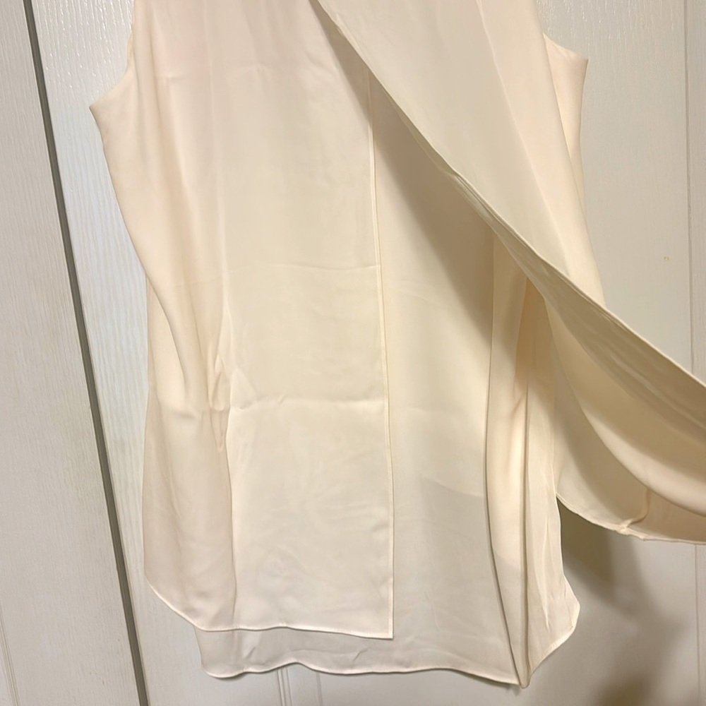 White House, Black Market Sleeveless split back V-neck Shell Petite Large NWT - Picture 2 of 6